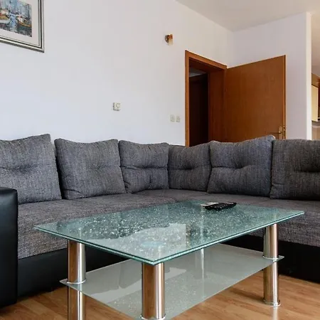 Apartment For 4 Near The