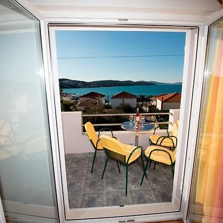 Apartment For 4 Near The Trogir