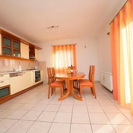 For 4 Near The Apartment