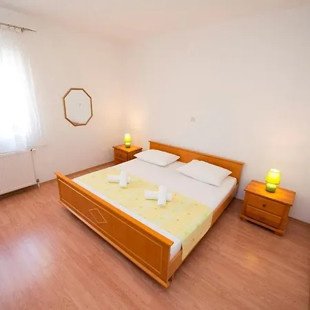 Apartment For 4 Near The Trogir