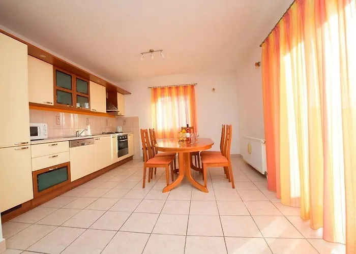 For 4 Near The Apartment