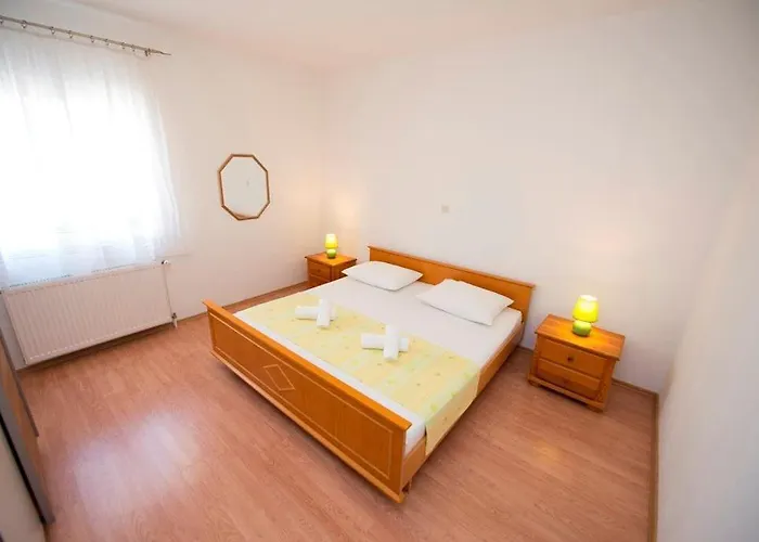 Apartment For 4 Near The Trogir